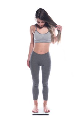 İnce vücutlu güzel bir kadın, beyaz arka planda izole edilmiş.