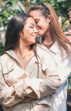 Genç çift birbirlerine sarılıp öpüşüyorlar. 