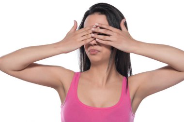 Genç ve güzel bir kadın, uzun saçlı, beyaz arka planda soyutlanmış.