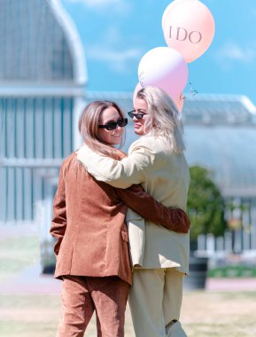 Birbirine aşık iki güzel kadın.