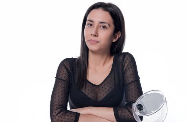 Beyaz arka planda bir fincan kahvesi olan genç ve güzel bir kadın.