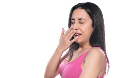 Beyaz arka planda baş ağrısı olan genç ve güzel bir kadın.