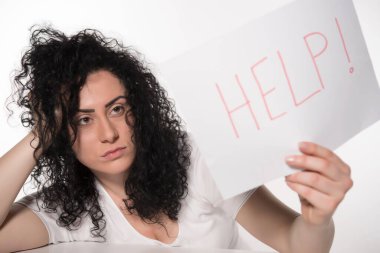 Üzgün yüzlü ve siyah elbiseli genç bir kadın..