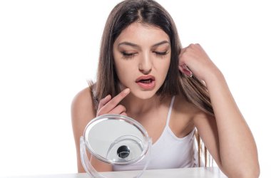 Beyaz arka planda bir şişe suyu olan genç bir kadın.