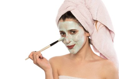 Yüzünde maske olan genç bir kadın.