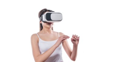 Beyaz arka planda sanal gerçeklik kulaklığı olan genç bir kadın.