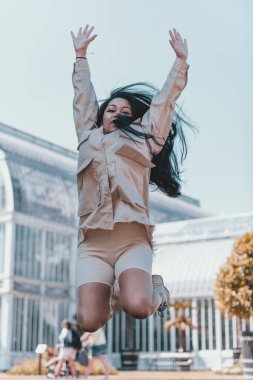 Şehirde poz veren güzel bir kız..