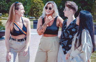 Igbt bayan arkadaşları dışarıda eğleniyor. 