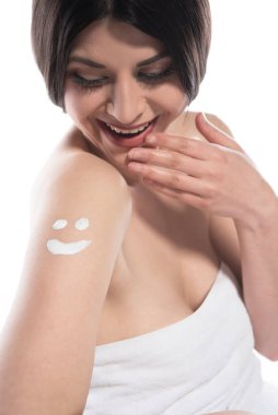 Yüzünde havlu olan güzel genç bir kadın..