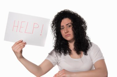 Üzgün yüzlü genç bir kadın.