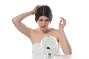 Beyaz arka planda bir şişe suyu olan genç bir kadın.