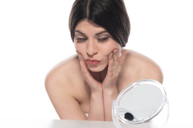 Temiz ciltli, mükemmel makyajlı ve beyaz arka planda fırçalı güzel bir genç kadın.