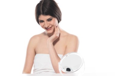 Yüzünde kozmetik kremi olan, beyaz tenli güzel bir kadın.