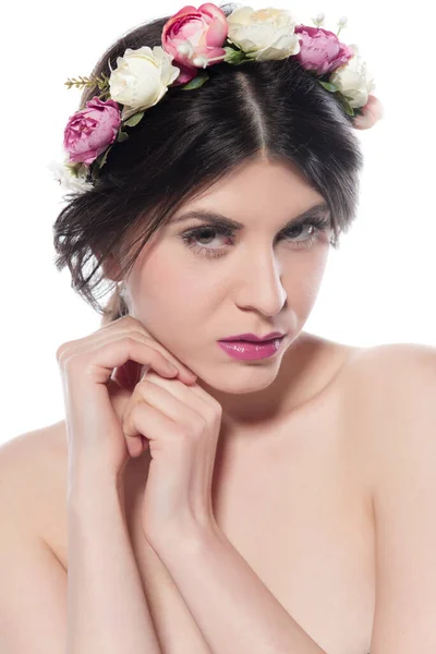 白い背景の花を持つ美しい若い女性 — ストック写真