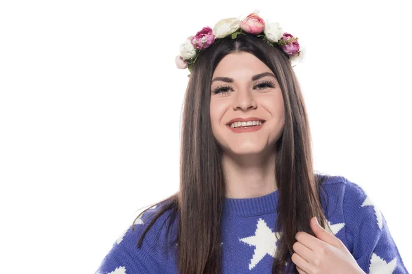 白い背景に花の花輪を持つ美しい若い女性 — ストック写真