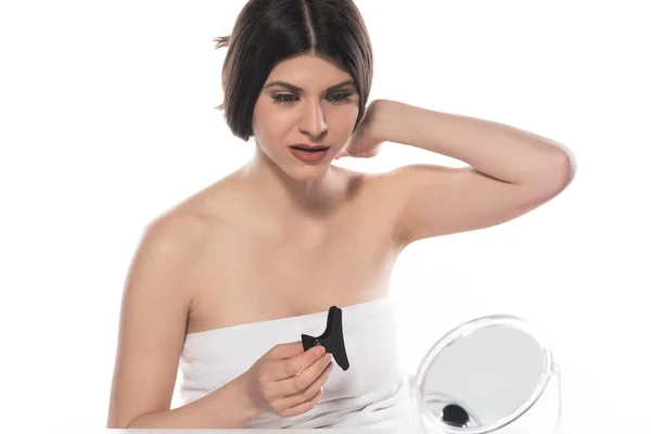 Bella Giovane Donna Applicando Pennello Trucco Sfondo Bianco — Foto Stock