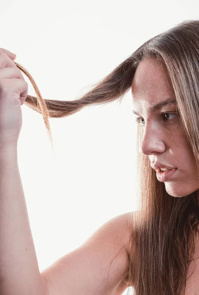 Frau Mit Langen Haaren Und Kamm — Stockfoto