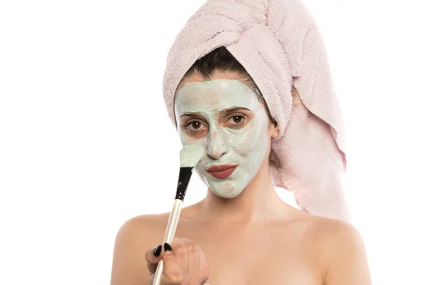 Jonge Vrouw Met Masker Haar Gezicht Aanbrengen Gezichtscrème — Stockfoto