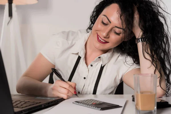 Mujer Joven Que Trabaja Con Ordenador Portátil Oficina — Foto de Stock