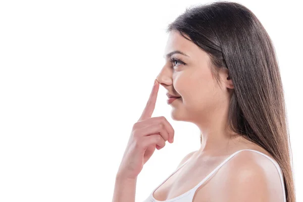 Hermosa Joven Con Maquillaje Cepillo Sobre Fondo Blanco — Foto de Stock