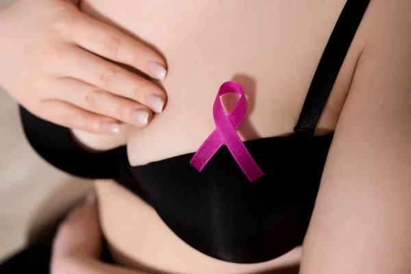 Mês Conscientização Câncer Mama Mão Feminina Segurando Uma Fita Rosa — Fotografia de Stock