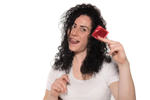 Schöne Junge Frau Mit Kreditkarte Und Rotem Lippenstift Auf Weißem — Stockfoto