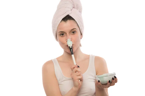 Gyönyörű Fiatal Alkalmazása Kozmetikai Tál Fürdőszobában — Stock Fotó