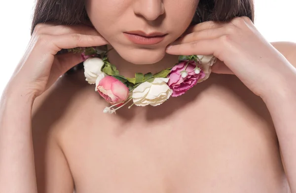 Hermosa Joven Con Una Flor Rosa Cabeza — Foto de Stock