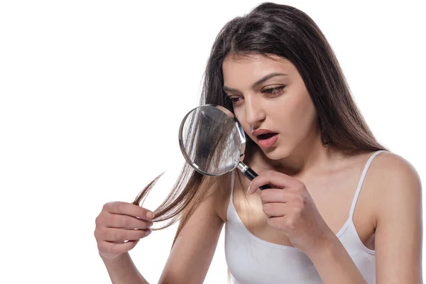 Jeune Femme Avec Une Loupe Sur Fond Blanc — Photo