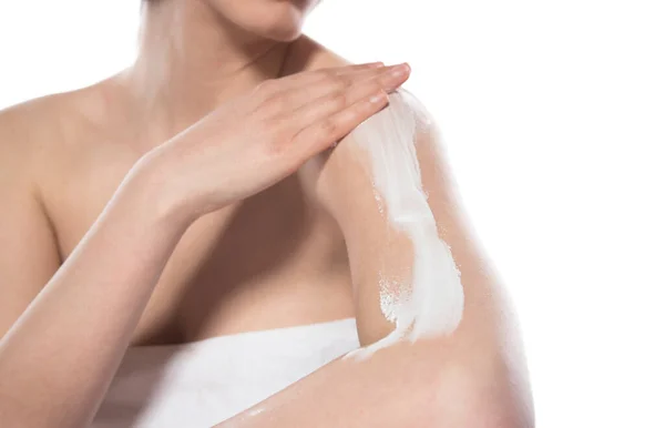 Femme Appliquant Crème Sur Son Visage Isolée Sur Fond Blanc — Photo
