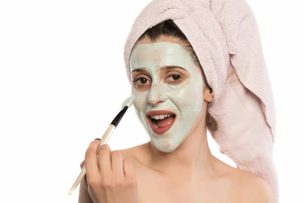 Wanita Cantik Dengan Masker Wajah Menerapkan Krim Kosmetik Kepalanya — Stok Foto