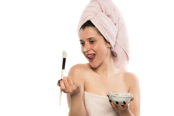 Mooie Jonge Vrouw Met Handdoek Hoofd Geïsoleerd Wit — Stockfoto