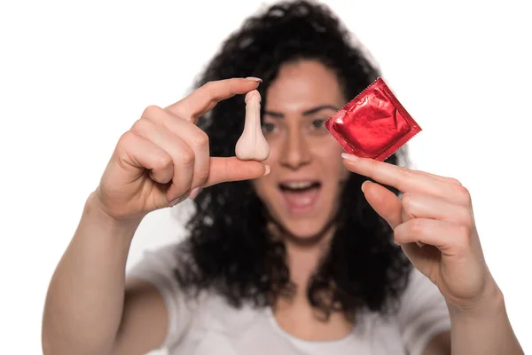 Jonge Vrouw Met Rode Lippen Een Hartvormige Geschenkdoos — Stockfoto