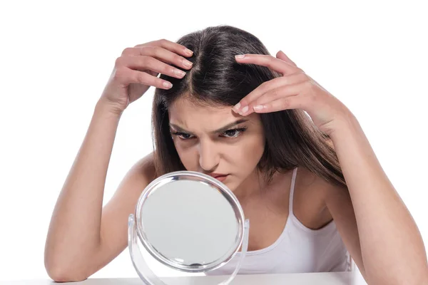 Mujer Joven Con Pelo Largo Espejo — Foto de Stock