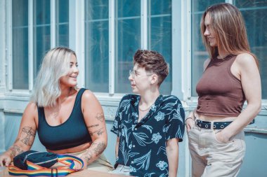 Genç bayan arkadaşlar birlikte vakit geçiriyorlar. 