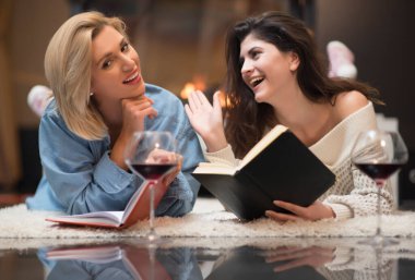 Bir kafede kitap okuyan iki güzel kadın.