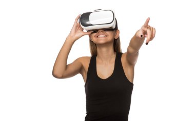 VR kulaklık kullanan kadın beyaz arkaplanda izole edildi