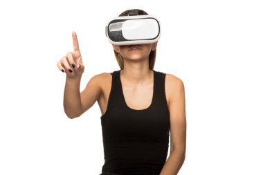 VR kulaklık kullanan kadın beyaz arkaplanda izole edildi