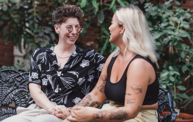 Açık havada aşık genç bir çift 