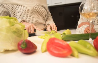 Mutfakta sebzeli ve meyveli kadın
