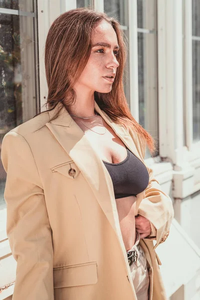 Hermosa Mujer Joven Abrigo Chaqueta Posando Calle —  Fotos de Stock