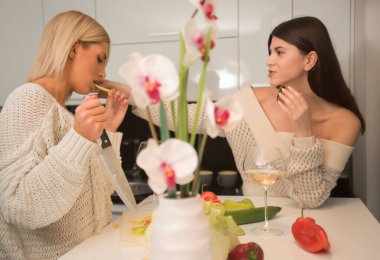 Bir buket çiçekli genç bir kadın.