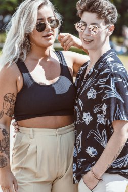 Açık havada genç ve çekici bir çiftin portresi.