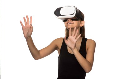 Sanal gerçeklik kulaklığı kullanan kadın