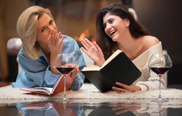 Twee Mooie Vrouwen Lezen Een Boek Kamer — Stockfoto