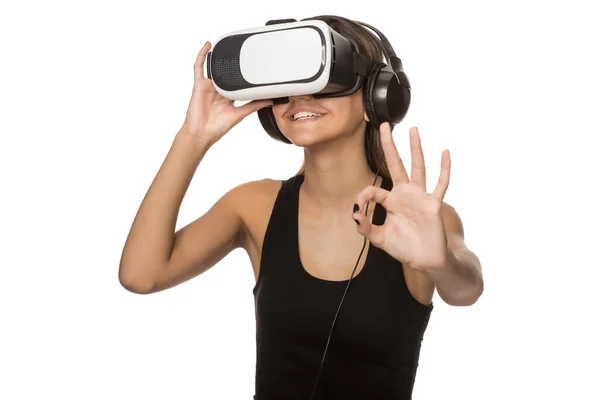 Mulher Com Fone Ouvido Óculos Realidade Virtual Fundo Branco — Fotografia de Stock