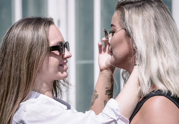 Deux Belles Jeunes Femmes Dans Des Vêtements Élégants — Photo