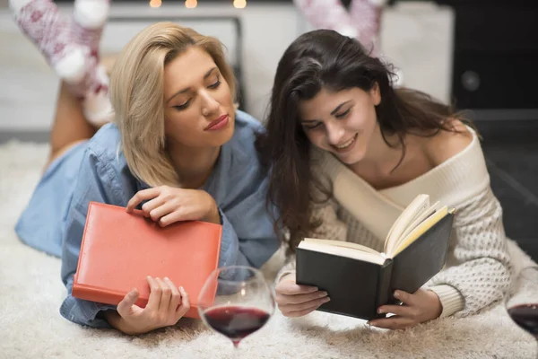Dwie Kobiety Czytające Książkę Pokoju — Zdjęcie stockowe