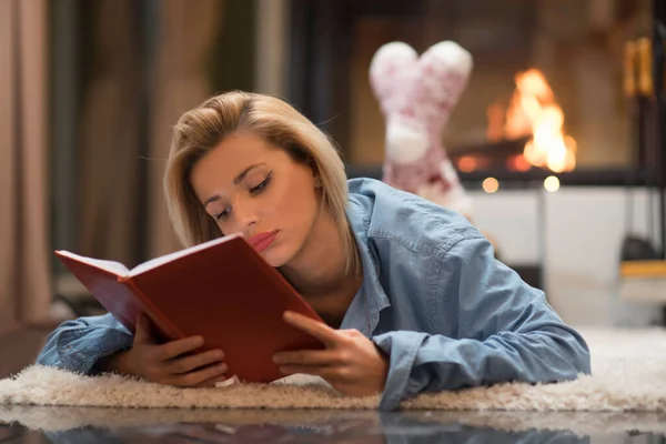 Jeune Femme Lecture Livre Sur Canapé Maison — Photo