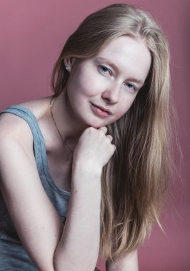 Uzun saçlı güzel bir genç kadının portresi.